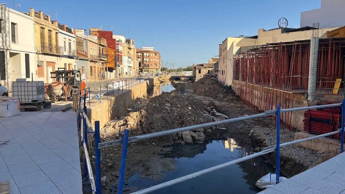 Reconstruction along a river bank Catarroja. | Aitor Hernández-Morales/POLITICO